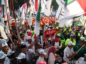 Potret Pendukung Anies-Cak Imin Menyemut di Depan KPU