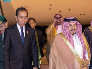 Potret Jokowi Tiba di Riyadh, Bakal Hadiri GCC-Bertemu Pangeran MBS