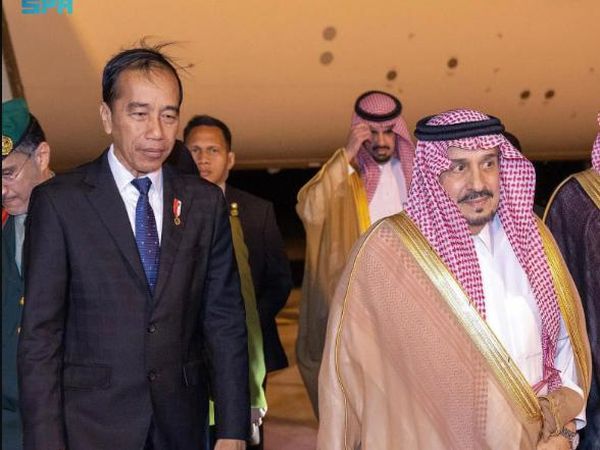 Potret Jokowi Tiba di Riyadh, Bakal Hadiri GCC-Bertemu Pangeran MBS