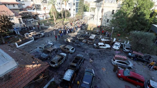Puluhan Mobil Hancur Akibat Serangan Israel di RS Gaza