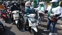 Kader PKB Jatim Bagikan Kerudung di Surabaya Saat AMIN Daftar ke KPU