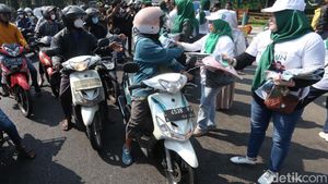 Kader PKB Jatim Bagikan Kerudung di Surabaya Saat AMIN Daftar ke KPU