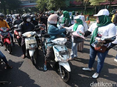Kader PKB Jatim Bagikan Kerudung di Surabaya Saat AMIN Daftar ke KPU