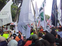 Relawan Anies-Cak Imin Padati KPU Jelang Pendaftaran Capres-Cawapres