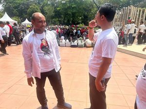 Relawan Berkaus Golfud Golongan Mahfud Muncul di Tugu Proklamasi