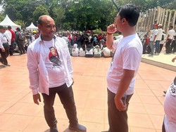 Relawan Berkaus Golfud Golongan Mahfud Muncul di Tugu Proklamasi