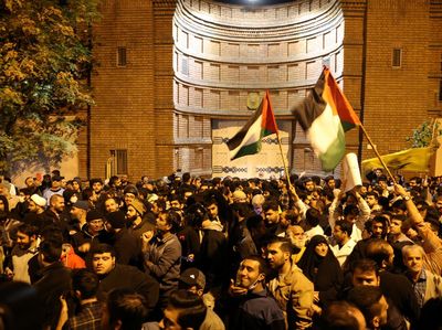 Ribuan Warga Geruduk Kedubes Prancis di Iran, Kutuk Serangan Israel