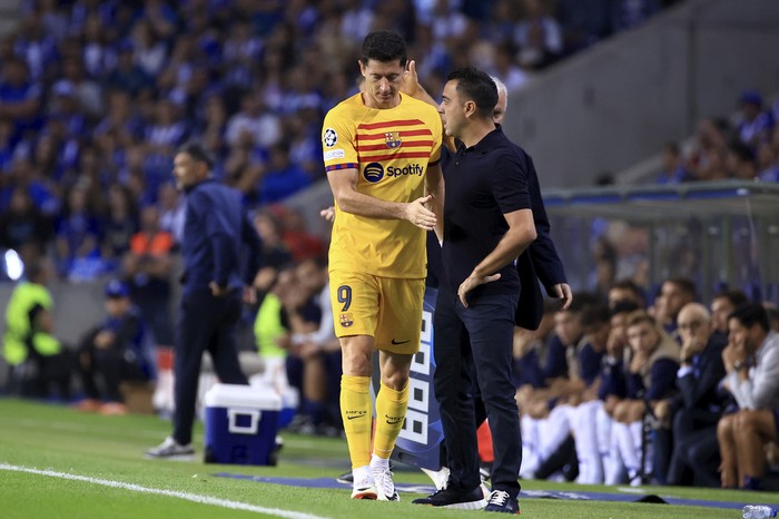 Barcelonas Robert Lewandowski walks past Barcelonas head coach Xavi Hernandez after being substituted due to an injury during a Champions League group H soccer match between FC Porto and Barcelona at the Dragao stadium in Porto, Portugal, Wednesday, Oct. 4, 2023. (AP Photo/Luis Vieira)