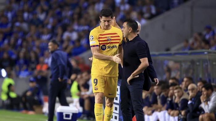 Barcelonas Robert Lewandowski walks past Barcelonas head coach Xavi Hernandez after being substituted due to an injury during a Champions League group H soccer match between FC Porto and Barcelona at the Dragao stadium in Porto, Portugal, Wednesday, Oct. 4, 2023. (AP Photo/Luis Vieira)