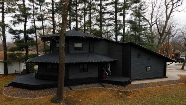 Pernah Lihat Rumah Serba Hitam Luar-Dalam? Begini Wujudnya