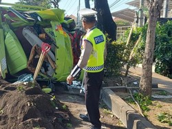 Truk Angkut Pasir Terguling-Ringsek Seusai Tabrak Pohon di Sunset Road