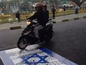 Viral Bendera Israel Ditempel di Aspal Jalanan Kota Malang