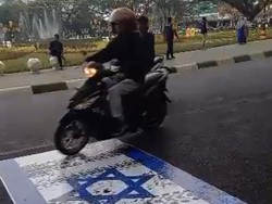Viral Bendera Israel Ditempel di Aspal Jalanan Kota Malang