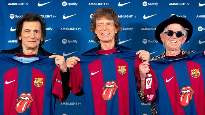 Barcelona akan mengenakan jersey unik saat bersua Real Madrid dalam El Clasico 28 Oktober 2023. Los Cules menyematkan logo band legendaris The Rolling Stones di bajunya.