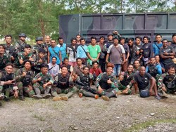 Tim Gabungan TNI Evakuasi 21 Warga dari Serangan KST Papua