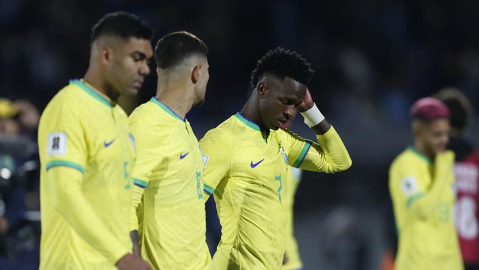 Soccer Football - World Cup - South American Qualifiers - Uruguay v Brazil - Estadio Centenario, Montevideo, Uruguay - October 17, 2023 Brazils Vinicius Junior and teammates look dejected after the match REUTERS/Andres Cuenca