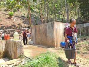 Perjuangan Warga Paranggupito Wonogiri Berburu Air di Musim Kemarau