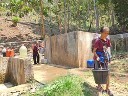 Perjuangan Warga Paranggupito Wonogiri Berburu Air di Musim Kemarau