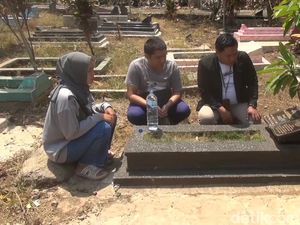 Momen Youries Putra Sulung Yosep Ziarah ke Makam Tuti-Amel Momen Youries Putra Sulung Yosep Ziarah ke Makam Tuti-Amel