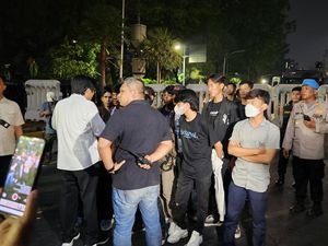 12 Pendemo yang Diamankan di Patung Kuda Dilepaskan Polisi 12 Pendemo yang Diamankan di Patung Kuda Dilepaskan Polisi