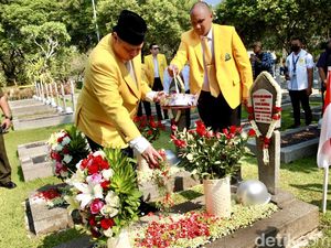 Airlangga dan Rombongan Tabur Bunga di TMP Kalibata