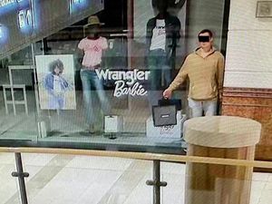 Pria Ini Nyamar Jadi Manekin lalu Curi Perhiasan dari Toko