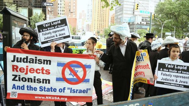NEW YORK, USA - SEPTEMBER 22: Anti-Zionist Jewish group, Neturei Karta gather to protest against Israeli Prime Minister Yair Lapid in front of United Nations Headquarters in New York, United States. Group members chanted slogans criticizing the Israeli government's policies. (Photo by Eren Abdullahogullari/Anadolu Agency via Getty Images)