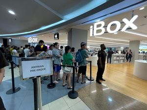 Penampakan Antrean Mengular Pemesanan iPhone 15 di iBox Penampakan Antrean Mengular Pemesanan iPhone 15 di iBox