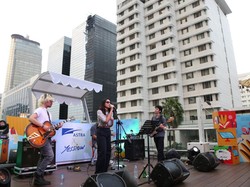 Gandeng Seniman Bali, Astra Penuhi Halte TJ Bundaran HI dengan Ilustrasi