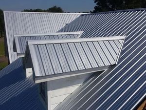 Perbedaan Utama Atap Logam Galvanis dan Galvalum