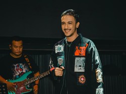 Aziz Hedra Full Senyum Bisa Nongol di IG Ariana Grande