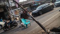 Bahaya! Tiang Listrik di Pamulang Ini Nyaris Ambruk