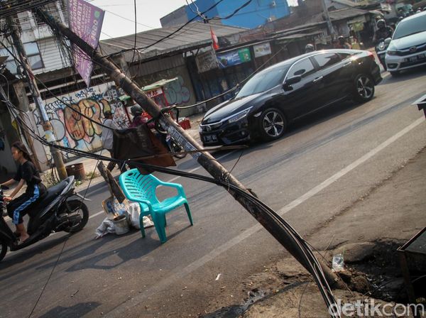 Bahaya! Tiang Listrik di Pamulang Ini Nyaris Ambruk