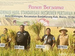 Pj Gubernur Sulsel Bahtiar Panen Raya Padi di Maros Bersama Petani