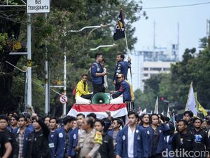 Penampakan Massa BEM SI Padati Kawasan Patung Kuda Jakpus