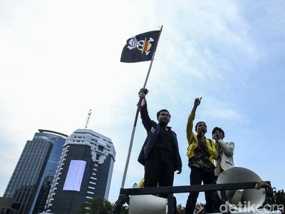 Bawa Bendera One Piece, BEM SI Demo di Patung Kuda