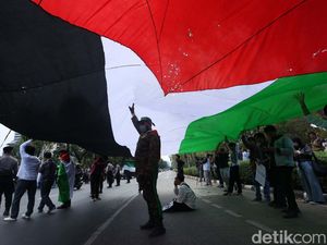 Bendera Palestina Raksasa Membentang di Kedubes AS Jakarta