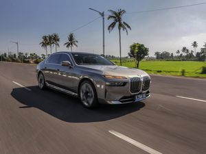 Nyamannya Mobil Listrik BMW i7 yang Jadi Mobil Presiden di KTT ASEAN