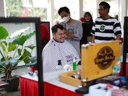 Ikut Pelatihan, Barberman Ini Berkesempatan Pangkas Rambut Bupati Kediri