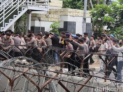 Demo Mahasiswa di Patung Kuda Ricuh, 2 Pendemo Diamankan Polisi