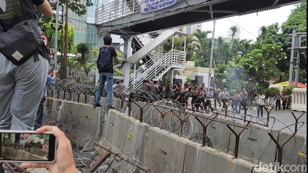 Demo mahasiswa di Patung Kuda ricuh, dua pendemo diamankan polisi.