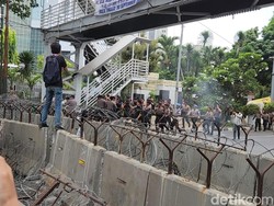 Pedemo di Patung Kuda Bakar Ban-Robohkan Barier Beton