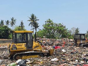 2 Buldozer Dikerahkan untuk Kelola Sampah di Lahan Eks Galian C Kelating 2 Buldozer Dikerahkan untuk Kelola Sampah di Lahan Eks Galian C Kelating