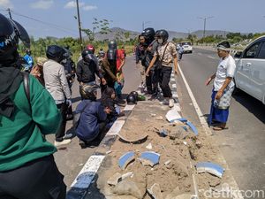 Main HP di Jalan, 2 Pemotor Terkapar Main HP di Jalan, 2 Pemotor Terkapar