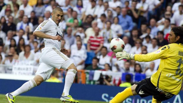 Real Madrid's French forward Karim Benzema (L) vies with Mallorca's Israeli goalkeeper Dudu Aouate during the Spanish league football match Real Madrid vs Mallorca on May 13, 2012 at the Santiago Bernabeu stadium in Madrid. AFP PHOTO / Jaime REINA (Photo by JAIME REINA / AFP)