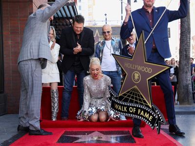 Ekspresi Gwen Stefani Terima Penghargaan Bintang Walk of Fame