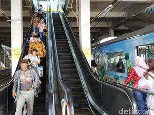 Eskalator Stasiun Bekasi Mati, Wanita Paruh Baya Ngos-ngosan Naik Tangga