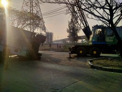 Truk Kontainer Terguling di Jl RE Martadinata Jakut, Sempat Bikin Macet