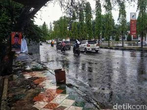 Genangan Air di Jalan Ahmad Yani Palabuhanratu Dikeluhkan Pengendara