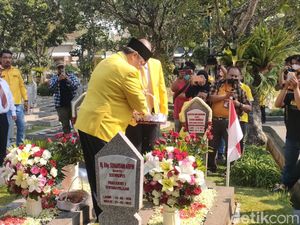Airlangga dan Rombongan Ziarahi Makam Pahlawan Revolusi di TMP Kalibata